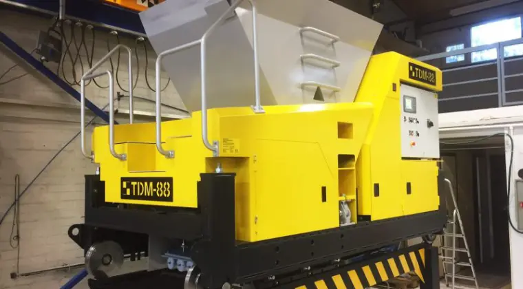 Machine for the production of hollow core slabs by extrusion