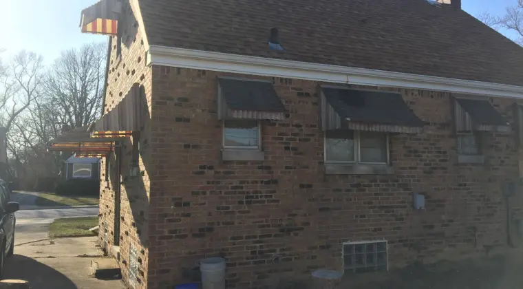 SPRZEDAM  DOM  Z  GARAZEM wolno stojącym ( CEGLA-solidne fundamenty do REMONTU)