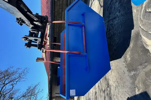 Kontener typu mulda 7 m3, bramowiec, kontener na gruz.