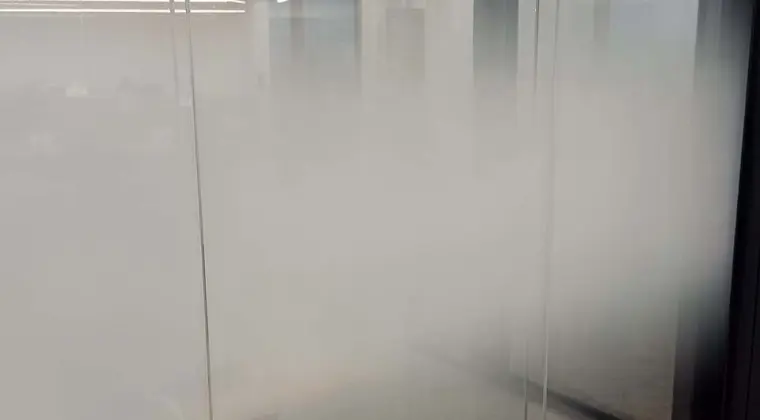 Folie prywatyzujące na okna łazienkowe, witryny, balkony, ścianki działowe Warszawa -Usługa oklejania