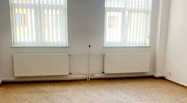 Przestronny Lokal z Ogólnodostępnymi Łazienkami