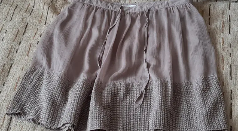 SPÓDNICA beżowa, podszewka z falbaną, talia regulowana - jak nowa, 25 zł.