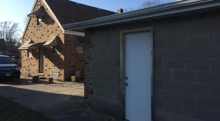 SPRZEDAM  DOM  Z  GARAZEM wolno stojącym ( CEGLA-solidne fundamenty do REMONTU)