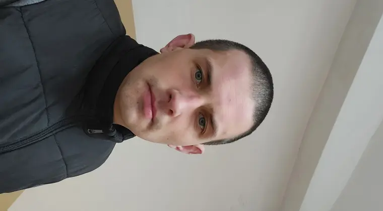 Miły przystojny wysoki niebiesko oki brunet pozna pania  😗