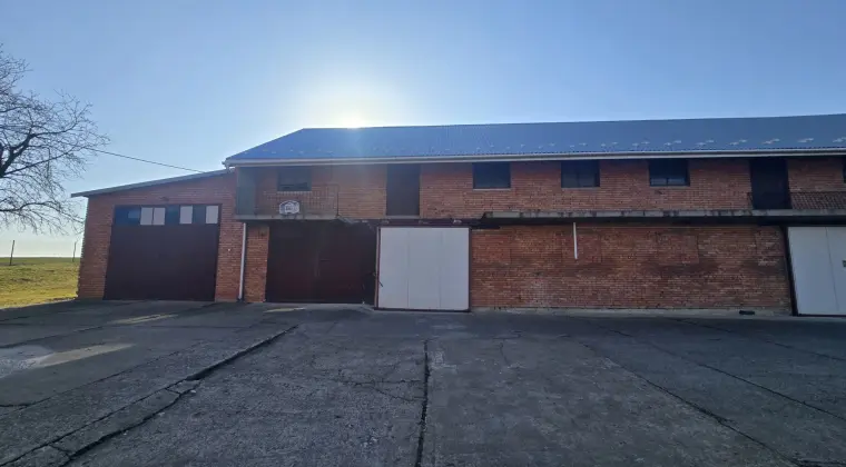 Oferuję do wynajęcia wielofunkcyjny kompleks: budynki gospodarcze, stodoła, garaże.