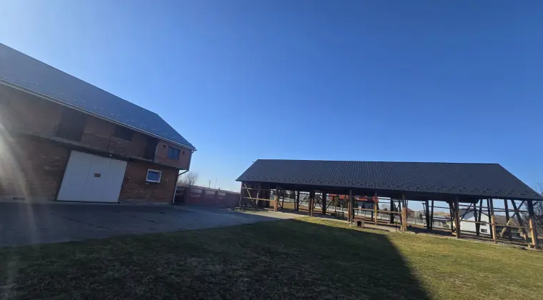 Oferuję do wynajęcia wielofunkcyjny kompleks: budynki gospodarcze, stodoła, garaże.